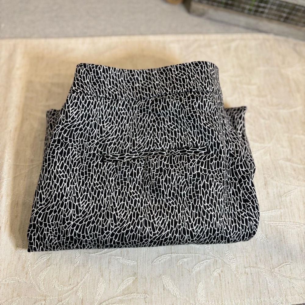Coldwater Creek Black & White‎ Patterned Capri Pants Women’s Size 8